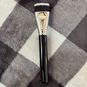 Foundation Brush with Cap Soft Dense Synthetic Bristles Toothbrush-shaped